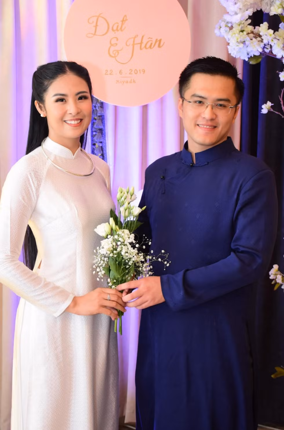 Chồng Hoa hậu Ngọc Hân "xả" loạt ảnh đi đăng ký kết hôn.