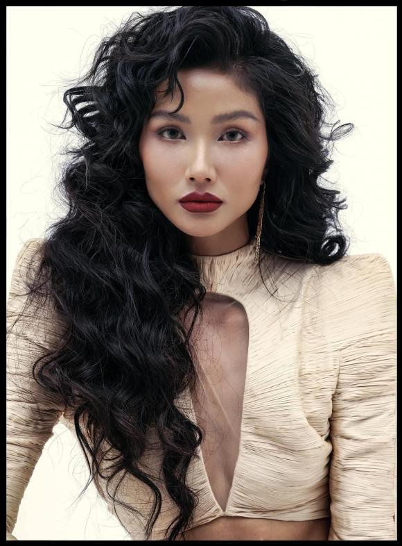 H'hen Niê thần thái ngút ngàn cùng giao diện: "Dịu dàng với chiếc đầm xoè".