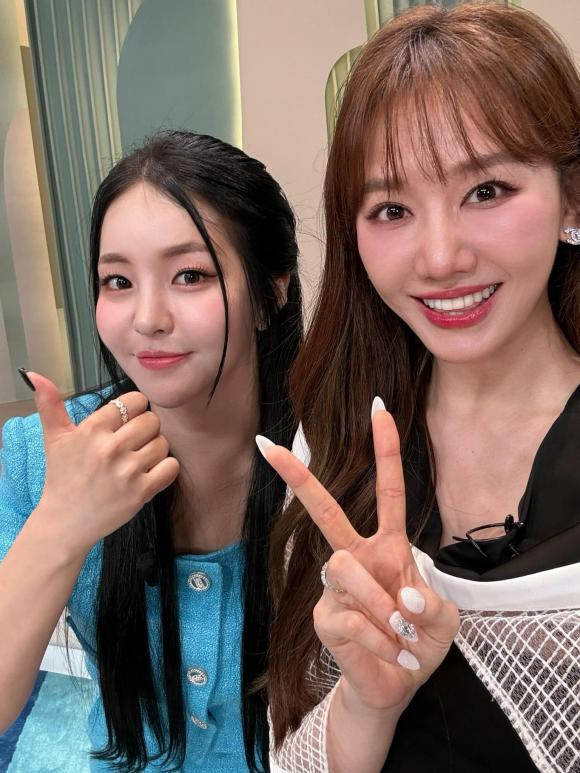 Hari Won hội ngộ thần tượng. "Tối qua xem vài clip trên mạng, tự dưng thấy cô Yoo Jung (cựu thành viên bravegirls). Và sau một hôm, mình gặp cô ấy tại trường quay. Trời ơi! Kiểu sức mạnh vũ trụ! Bên ngoài xinh hơn, cute hơn!". Ảnh: FBNV