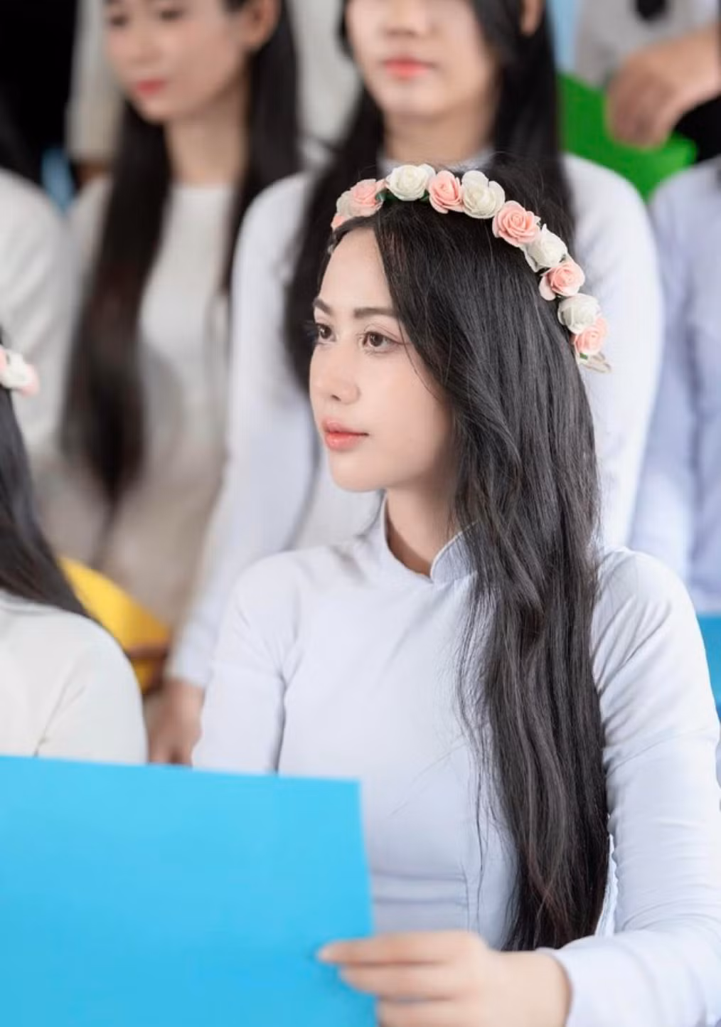 Bạn gái Hoài Lâm đăng ảnh tốt nghiệp cấp 3, nhan sắc diện áo dài nữ sinh gây chú ý.