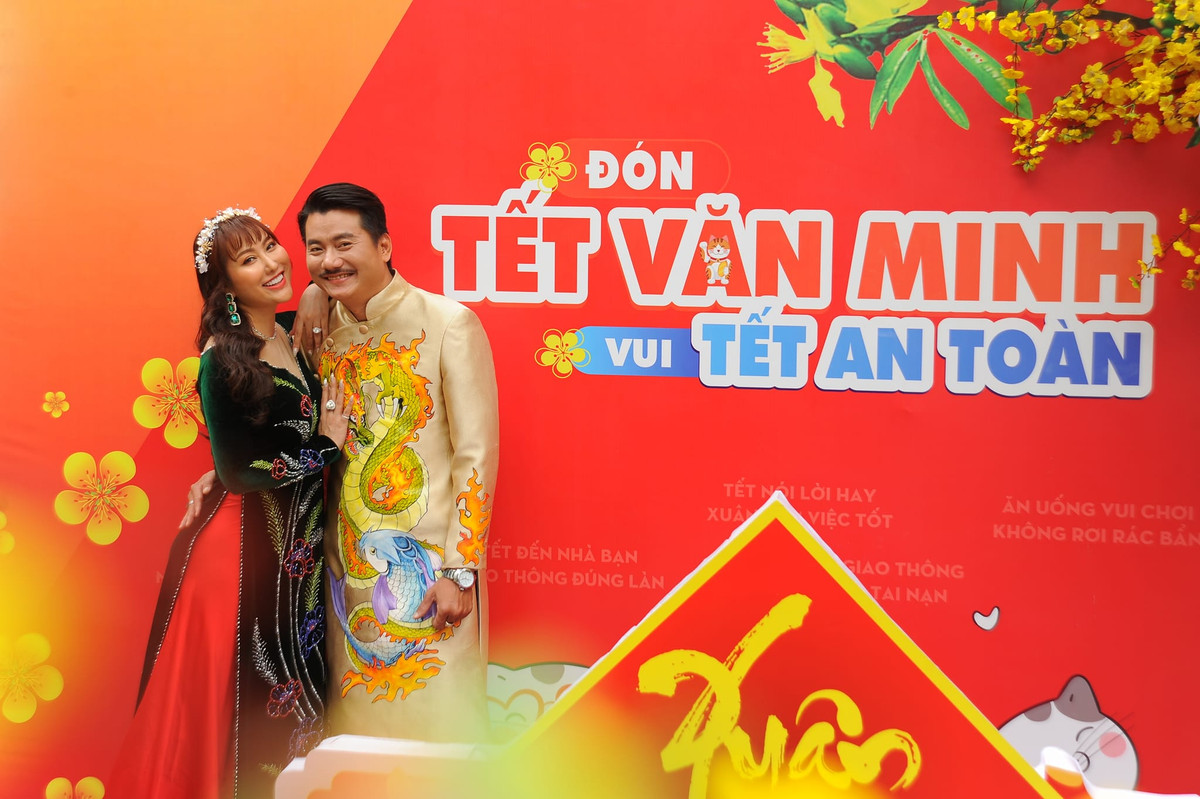 Cả hai không ngại ôm eo, tựa vai, nắm tay nhau thật chặt.