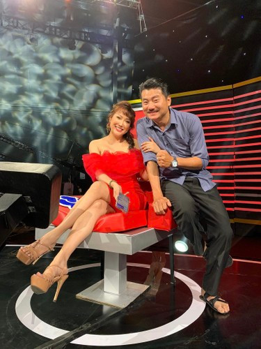 Cựu siêu mẫu nhận mình là "chồng" và còn hứa nếu không sống được với "người ấy" thì sẽ ở vậy nuôi con.