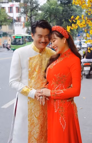 Hình ảnh tình tứ của Phi Thanh Vân bên người đàn ông yêu đơn phương cô khiến fan không ngớt gửi lời chúc mừng.