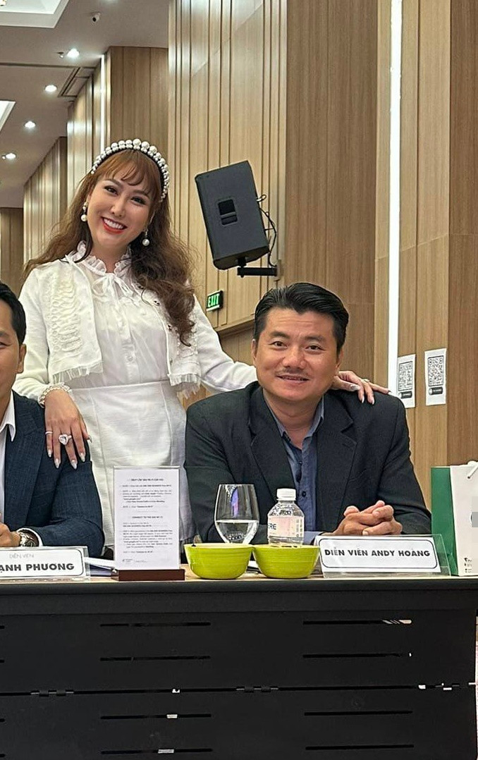 Dù xem là bạn tri kỷ nhưng Phi Thanh Vân và Andy Hoàng khá tình tứ như đôi uyên ương khi xuất hiện bên nhau.