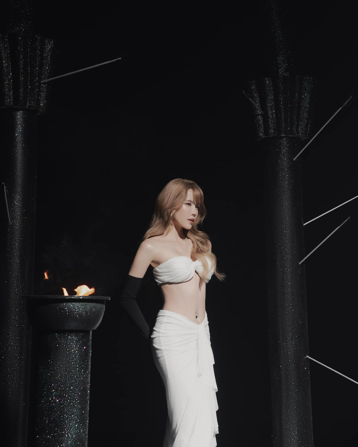 Theo dõi trang cá nhân của ca sĩ Thiều Bảo Trâm không khó để bắt gặp những khoảnh khắc cô khoe dáng như tạc tượng trong trang phục kiệm vải. Ảnh: FBNV