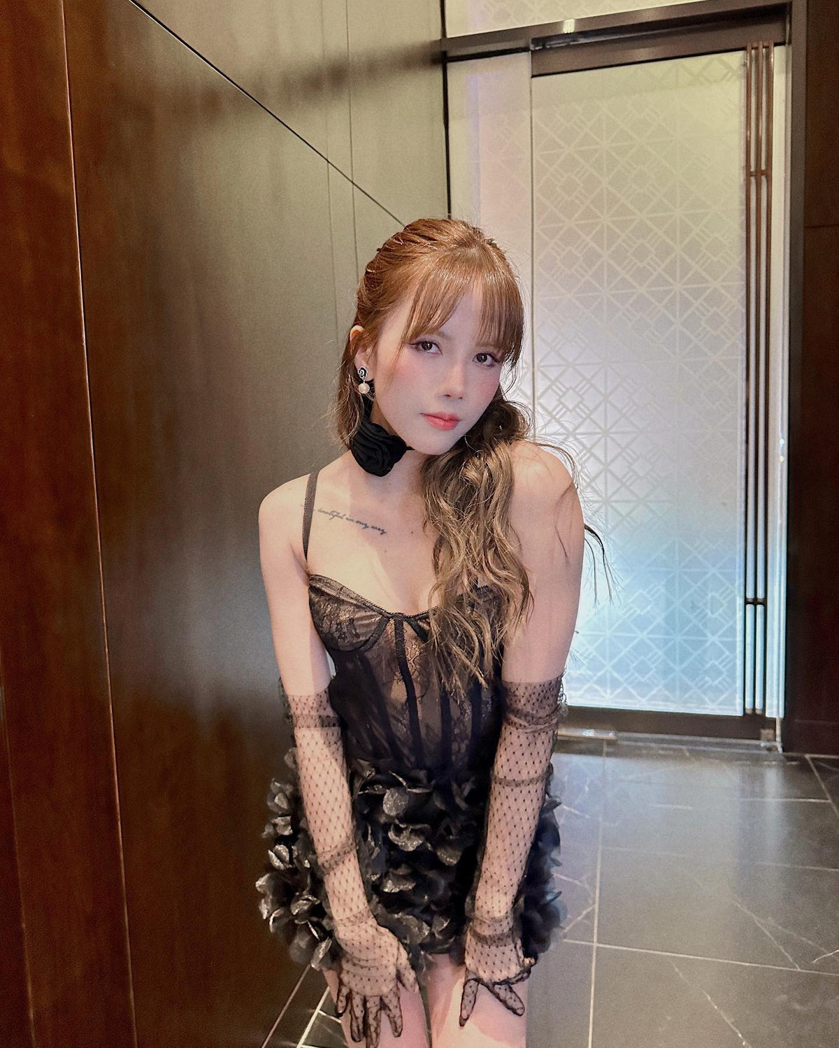 Từ sự kiện đến những buổi hẹn hò ăn uống, hễ xuất hiện nữ ca sĩ đều hút ánh nhìn. Ảnh: FBNV