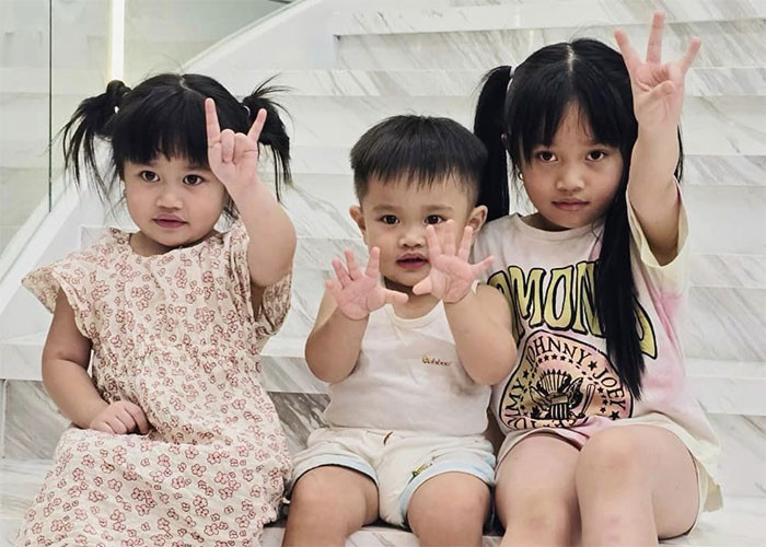 Lê Dương Bảo Lâm và bà xã Quỳnh Quỳnh kết hôn năm 2017. Sau 7 năm chung nhà, cặp đôi đã chào đón 2 con gái xinh xắn Bảo Nhi, Bảo Ngọc và con trai út Dĩ Kha.