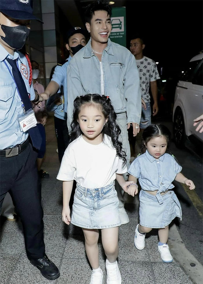 Hai bé Bảo Nhi và Bảo Ngọc đi dự sự kiện với bố.
