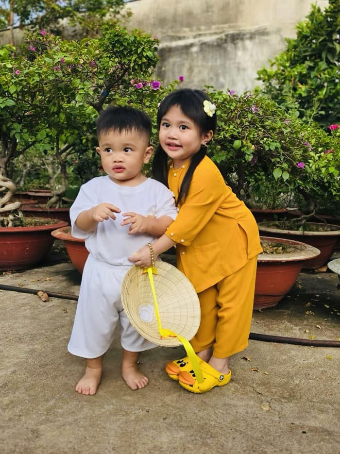 Hai bé Bảo Ngọc và Dĩ Kha có đôi mắt to tròn, bờ môi cong giống bố.