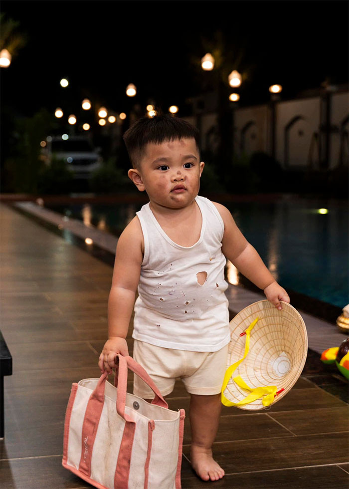 Cậu út Phin (tên thật là Lê Lâm Dĩ Kha) rất bụ bẫm, dễ thương.