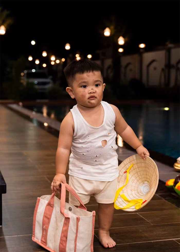 Cậu út Phin (tên thật là Lê Lâm Dĩ Kha) rất bụ bẫm, dễ thương.