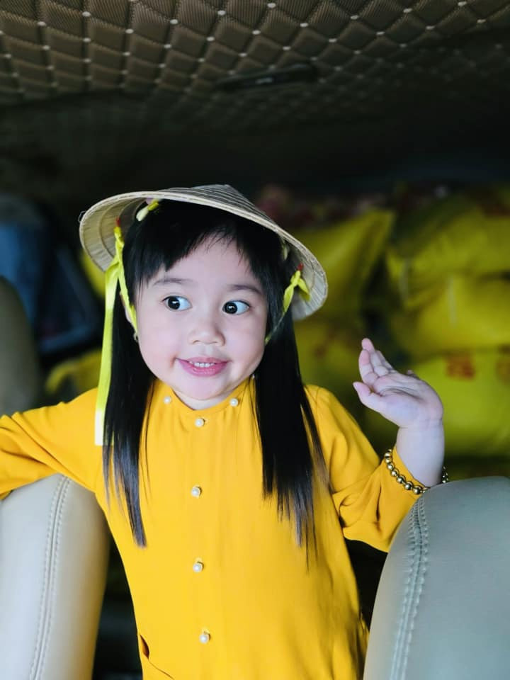 Cô con gái thứ hai, Bảo Nhi (tên thật là Lê Quỳnh Nhã Kỳ) được cư dân mạng quan tâm bởi khuôn mặt dễ thương và hay dỗi.