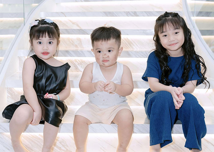 Ba bé Bảo Nhi, Bảo Ngọc, Dĩ Kha đều có nét mặt giống bố, đặc biệt là Bảo Ngọc và Dĩ Kha.