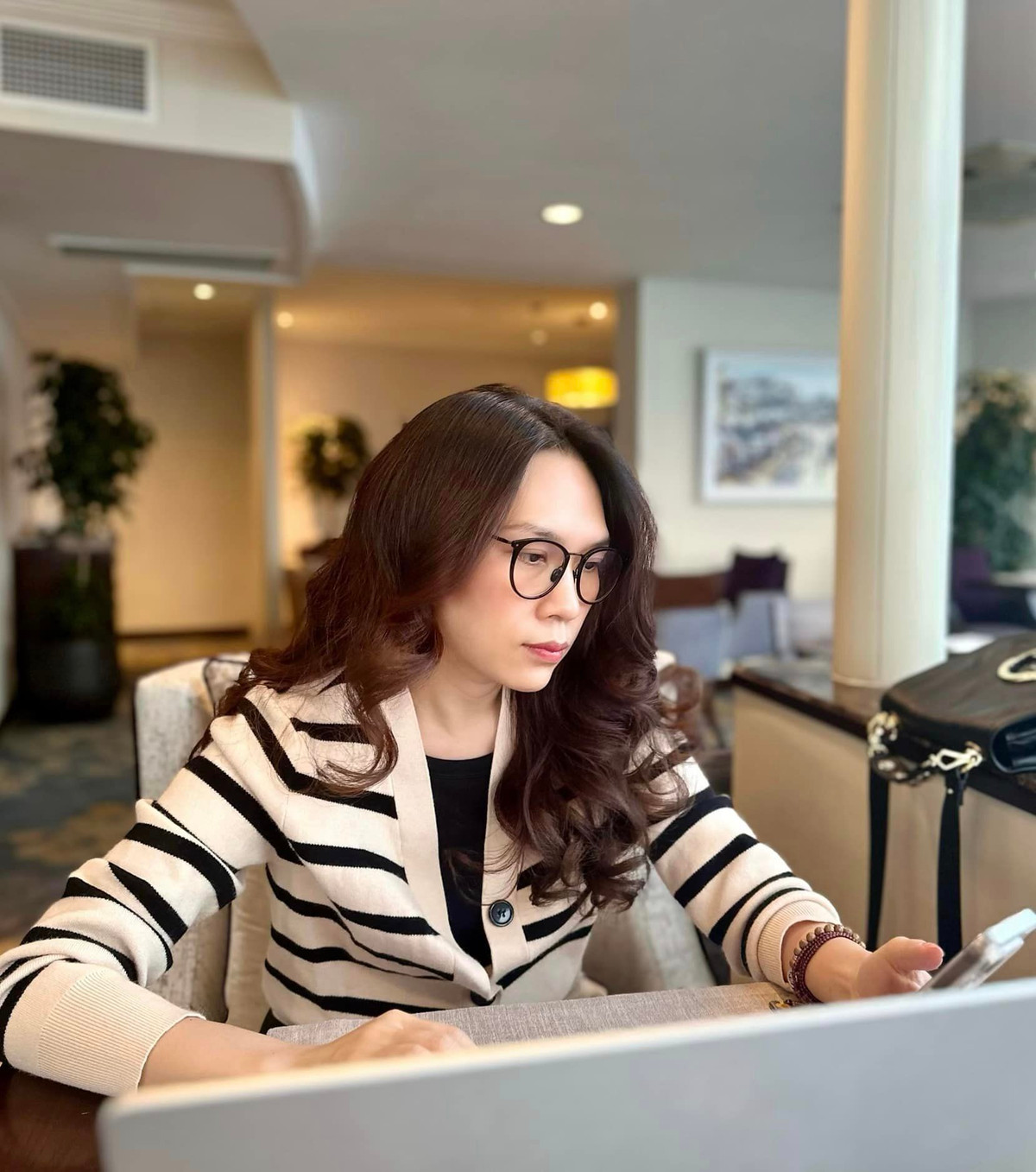 Mỹ Tâm đăng tải khoảnh khắc đang tập trung làm việc. Ảnh: FB My Tam