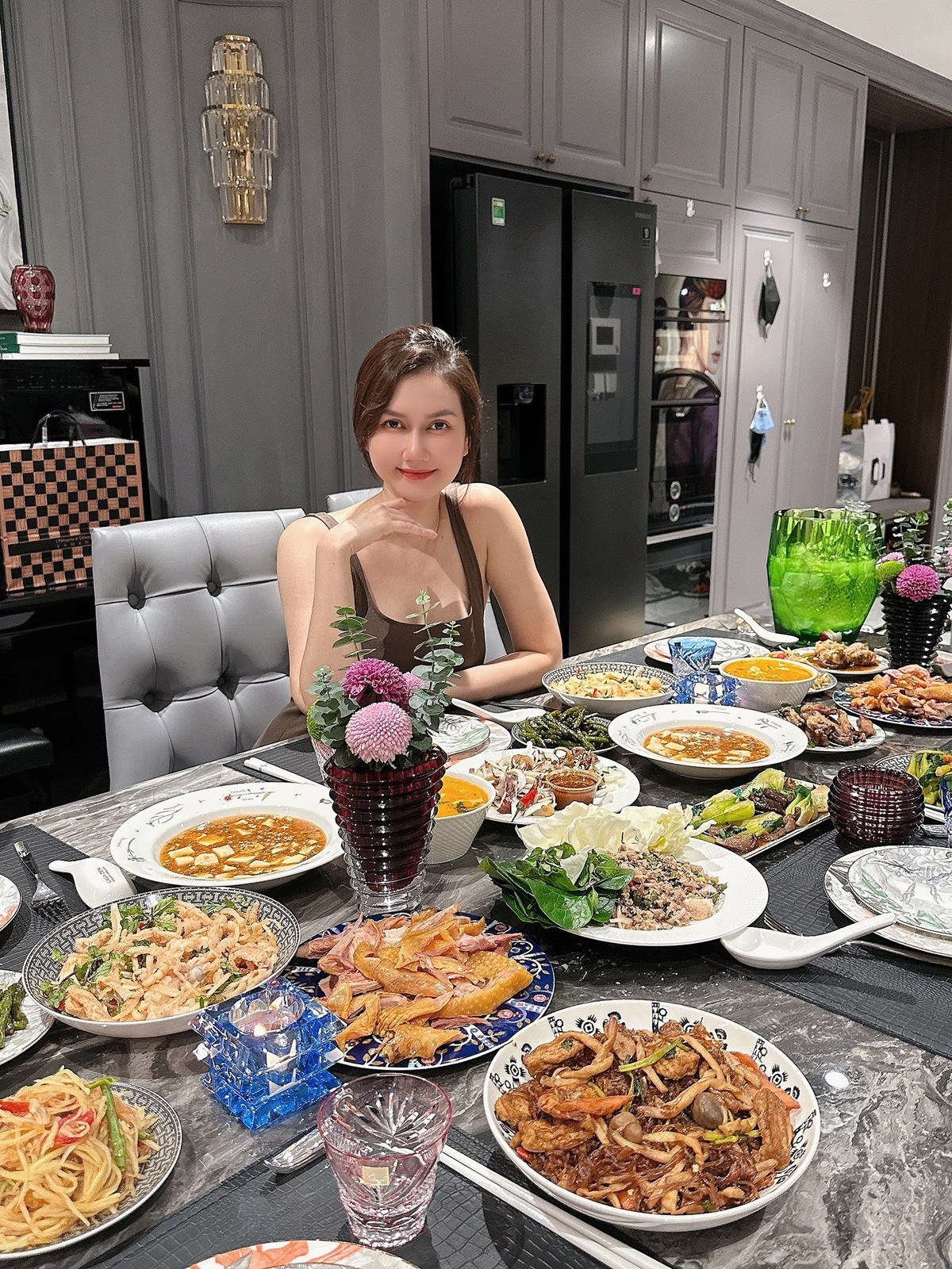 Hương Giang post ảnh bên bàn tiệc: "Đã có ai làm gì đâu. Đã ăn gì đâu". Ảnh: FB Nguyễn Hương Giang