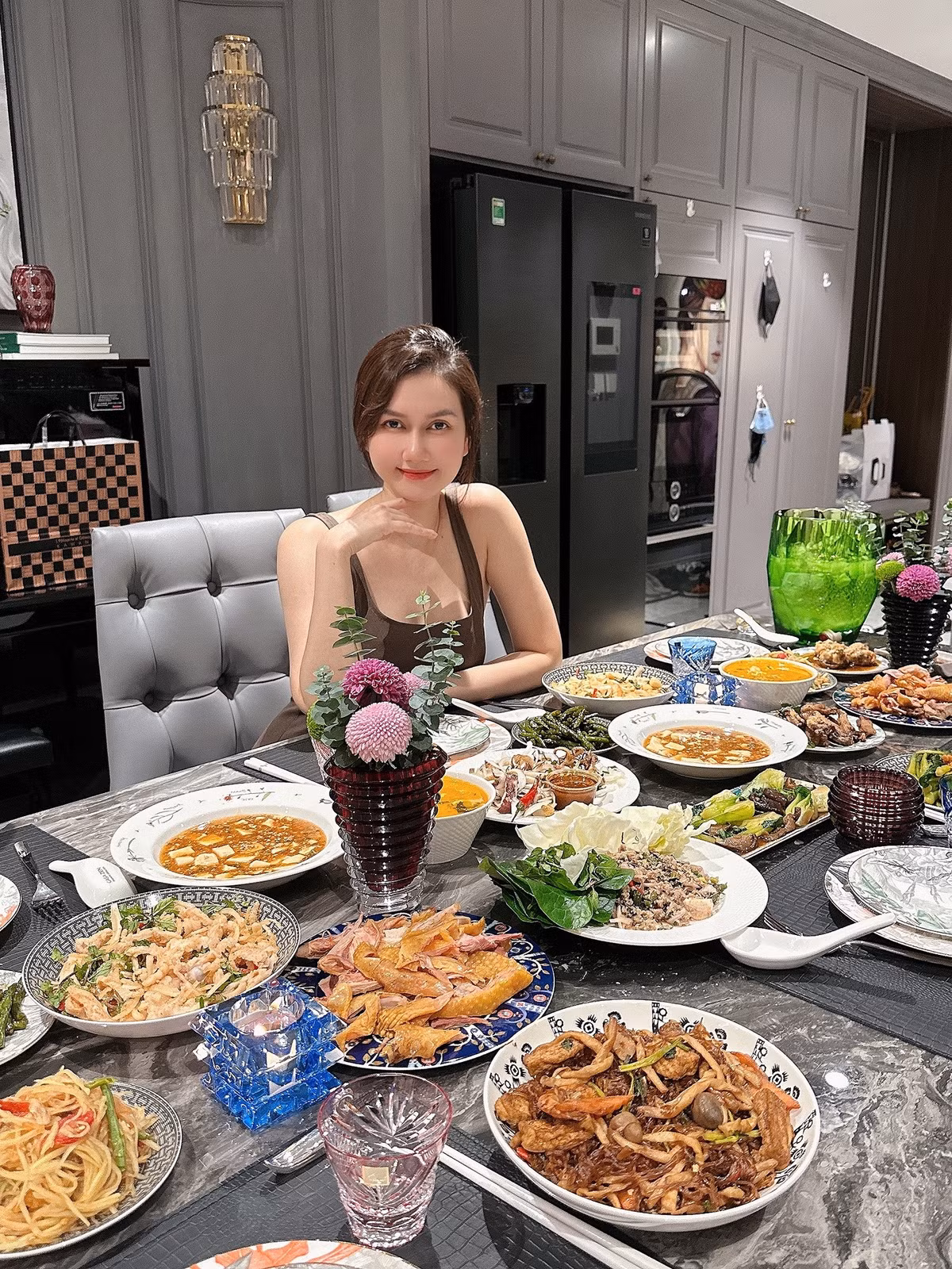 Hương Giang post ảnh bên bàn tiệc: "Đã có ai làm gì đâu. Đã ăn gì đâu". Ảnh: FB Nguyễn Hương Giang