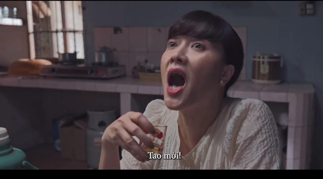 Trong phim, nữ nghệ sĩ hài vào vai một bà cô già ế chồng khó tính và tham tiền. Từ một nghệ sĩ hài diễn làm sao cho người xem phải sợ cũng là một thách thức với Vân Dung.