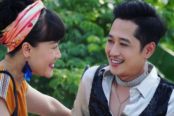 Là mẹ của hai con sinh đôi đã lớn nhưng bà Diễm Loan có tính cách như trẻ con, bồng bột và đồng bóng, đặc biệt là bản tính lăng nhăng, hám trai, mê tiền.