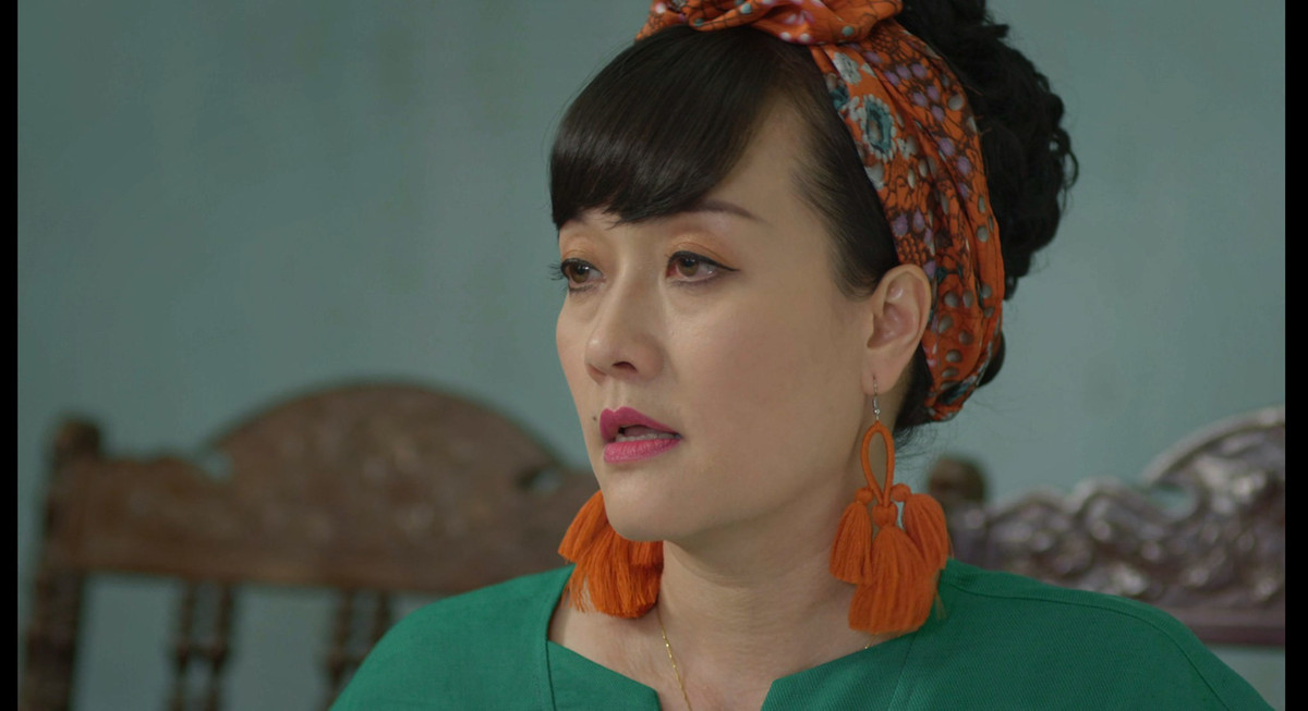 Vào Diễm Loan trong "Hướng dương ngược nắng" của Vân Dung gây ấn tượng với tạo hình sến súa, điệu đà.