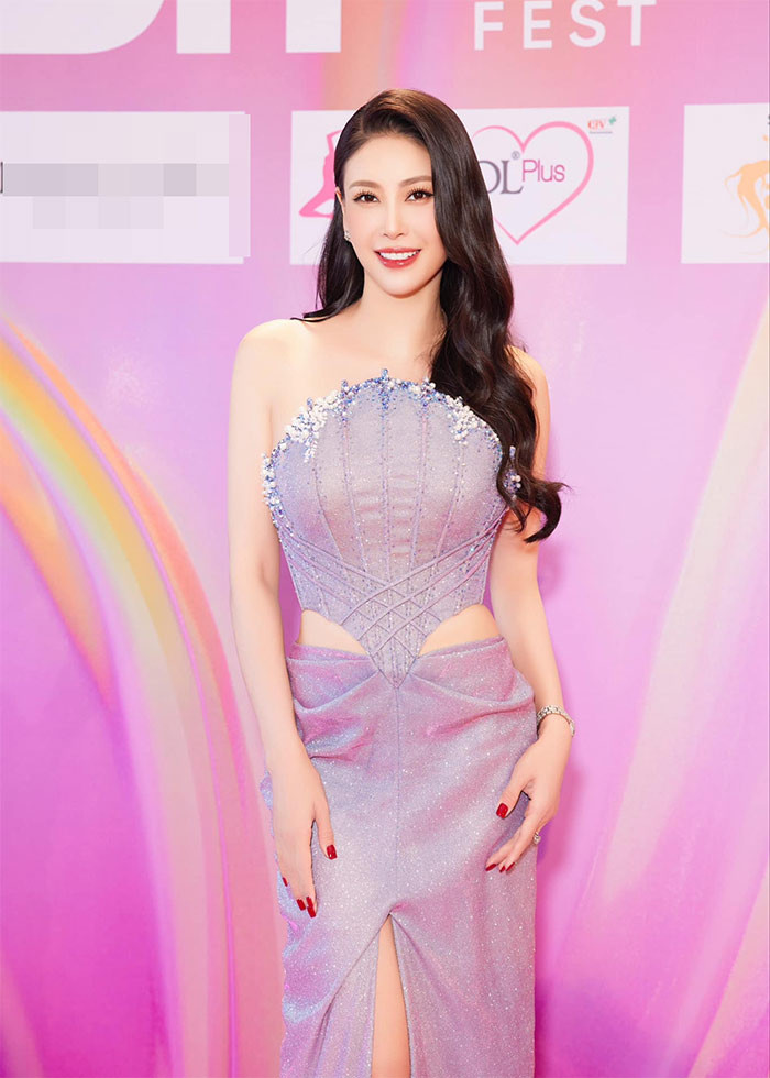 Gia đình hạnh phúc, đủ đầy cũng là yếu tố giúp Hà Kiều Anh ngày càng nhuận sắc.