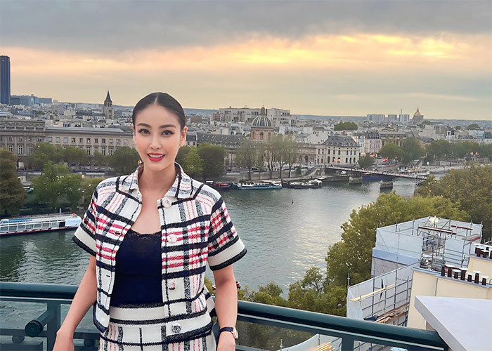 Dù đã hơn 3 thập kỷ đạt danh hiệu hoa hậu nhưng vẻ trẻ trung, quyến rũ của Hà Kiều Anh khiến cô không hề bị giảm độ hot.