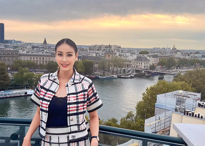 Dù đã hơn 3 thập kỷ đạt danh hiệu hoa hậu nhưng vẻ trẻ trung, quyến rũ của Hà Kiều Anh khiến cô không hề bị giảm độ hot.