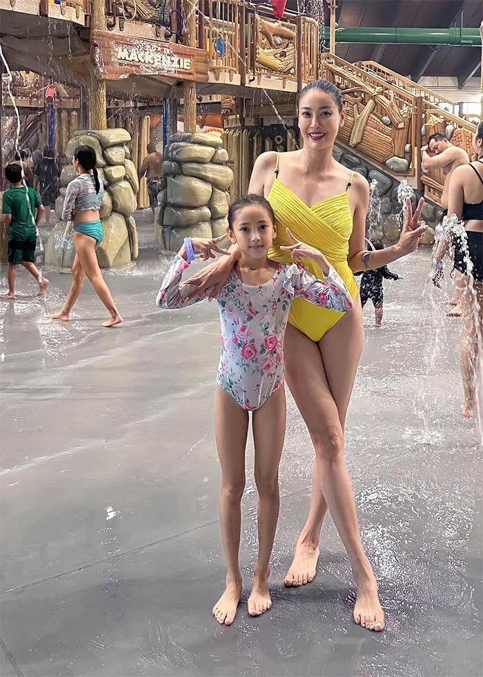 Vóc dáng săn chắc, đôi chân thon dài, khuôn mặt không in hằn vết thời gian, Hà Kiều Anh được khen trẻ hơn so với tuổi.