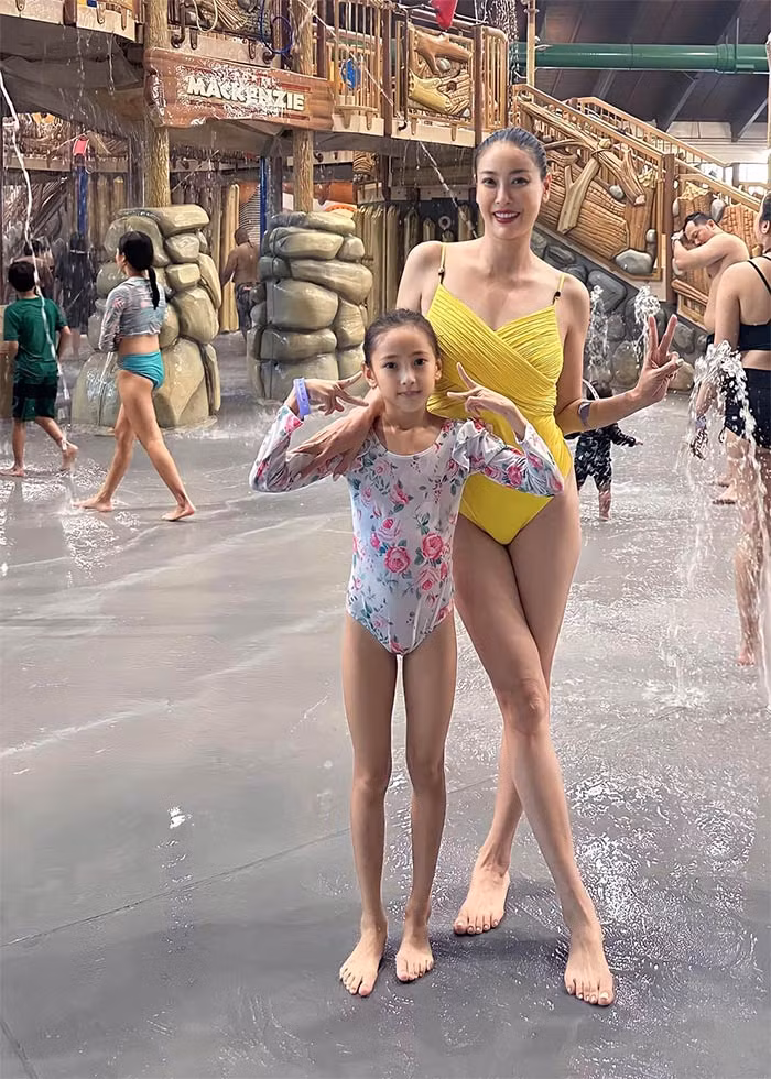 Vóc dáng săn chắc, đôi chân thon dài, khuôn mặt không in hằn vết thời gian, Hà Kiều Anh được khen trẻ hơn so với tuổi.