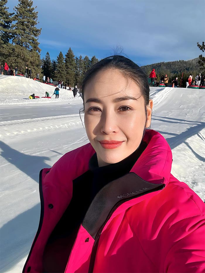 "Bên cạnh chế độ ăn uống hợp lý kết hợp tập thể dục, tôi còn chăm sóc da thường xuyên với các liệu trình phù hợp, sử dụng mặt nạ trước khi đi ngủ, sử dụng kem chống nắng khi ra ngoài...", Hoa hậu Việt Nam 1992 chia sẻ bí quyết dưỡng nhan.