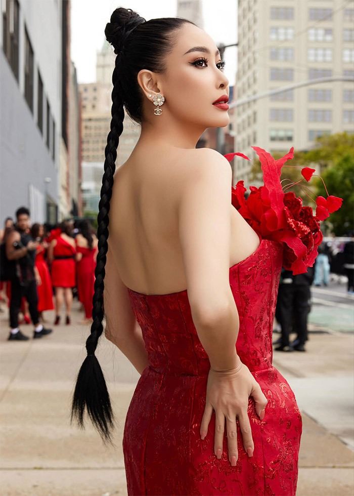 Mỹ nhân 7X luôn tự tin khoe vóc dáng trong các sự kiện.