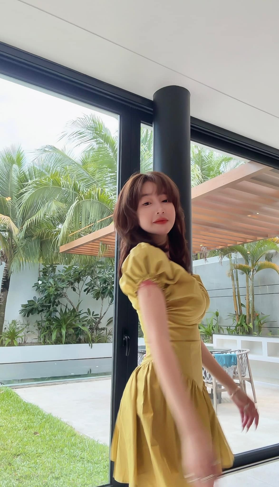 Dù đã là mẹ của hai con nhưng Elly Trần vẫn giữ được nhan sắc và vóc dáng khiến nhiều người ngưỡng mộ.