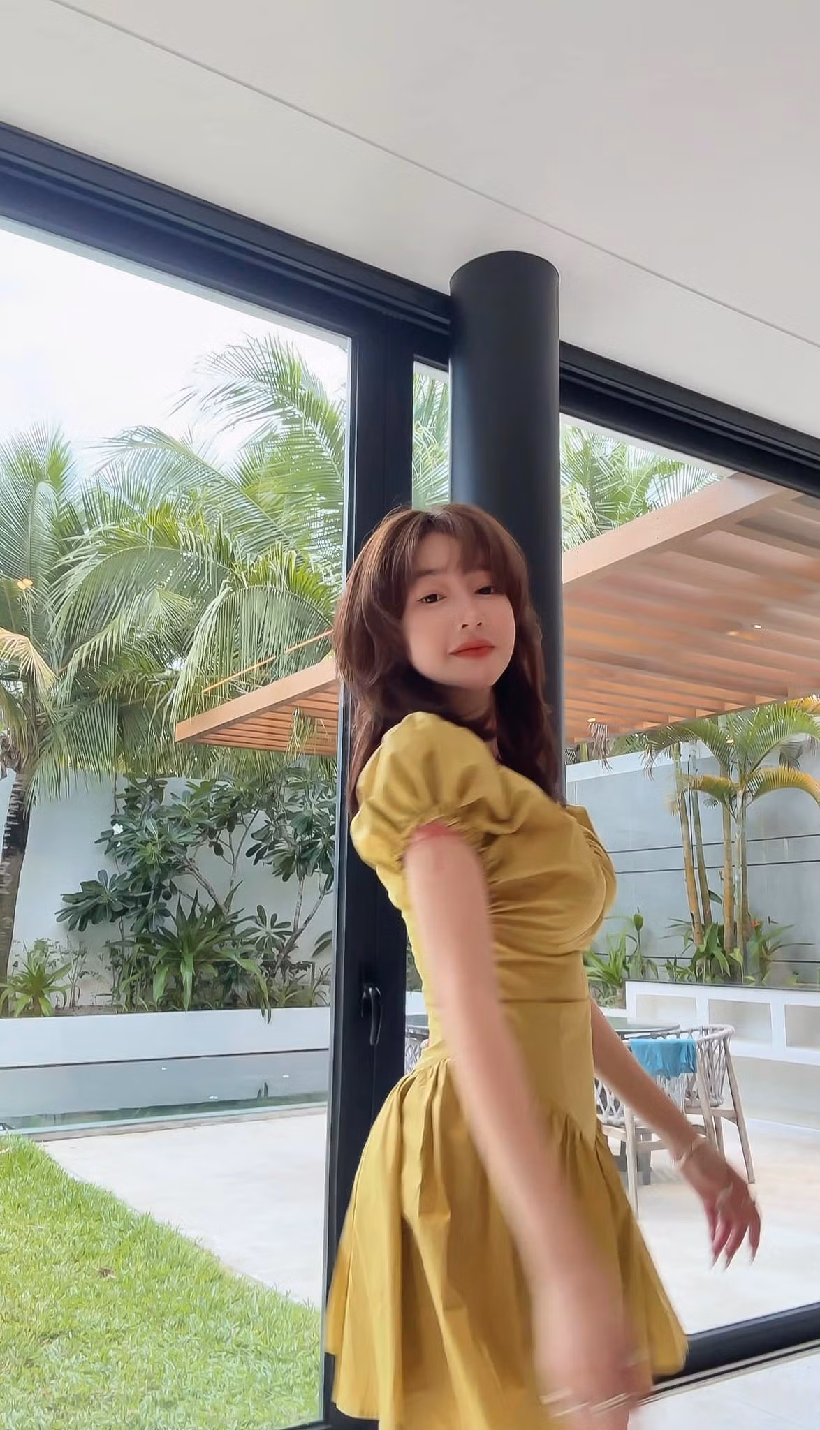 Dù đã là mẹ của hai con nhưng Elly Trần vẫn giữ được nhan sắc và vóc dáng khiến nhiều người ngưỡng mộ.