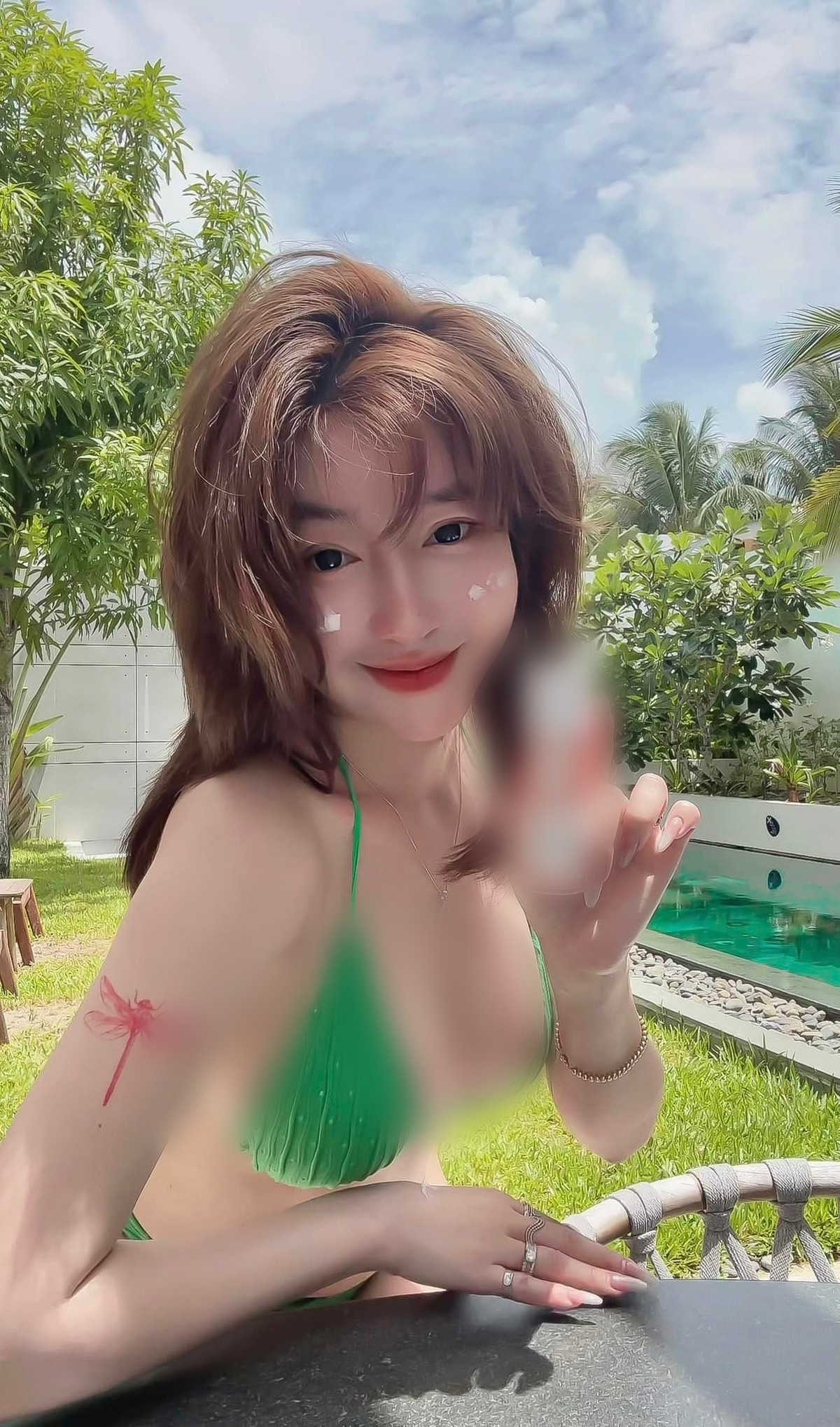 Với những shoot hình được chụp tại hồ bơi, Elly Trần tự tin tạo dáng, khoe trọn đường cong cơ thể nóng bỏng và làn da trắng mịn không tì vết.