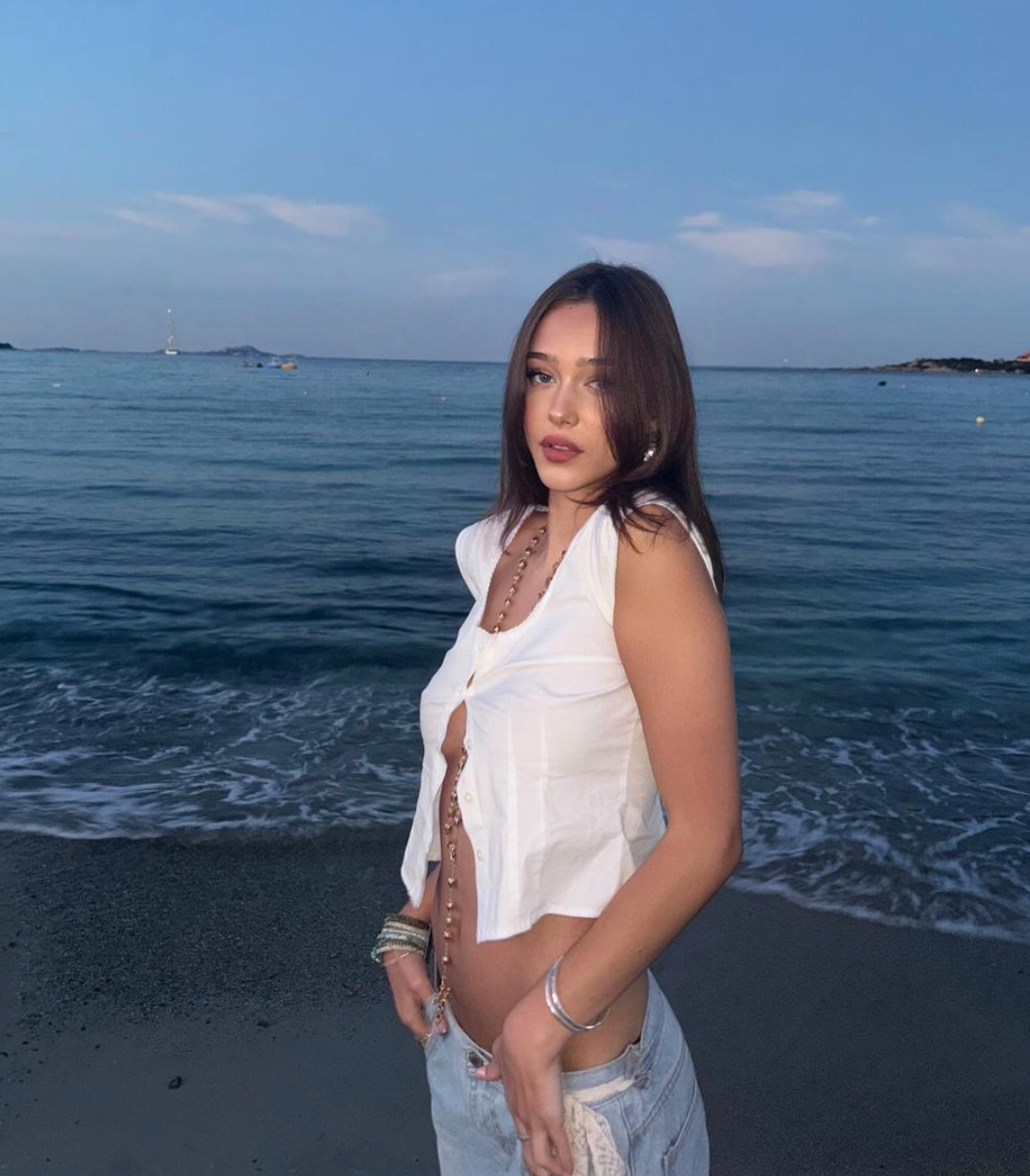 Hiện tại, gu thời trang của mỹ nhân này có phần phóng khoáng, cá tính hơn. Cách make up cùng thần thái cũng giúp cô trông trưởng thành hơn so với tuổi thật. Ảnh: IGNV