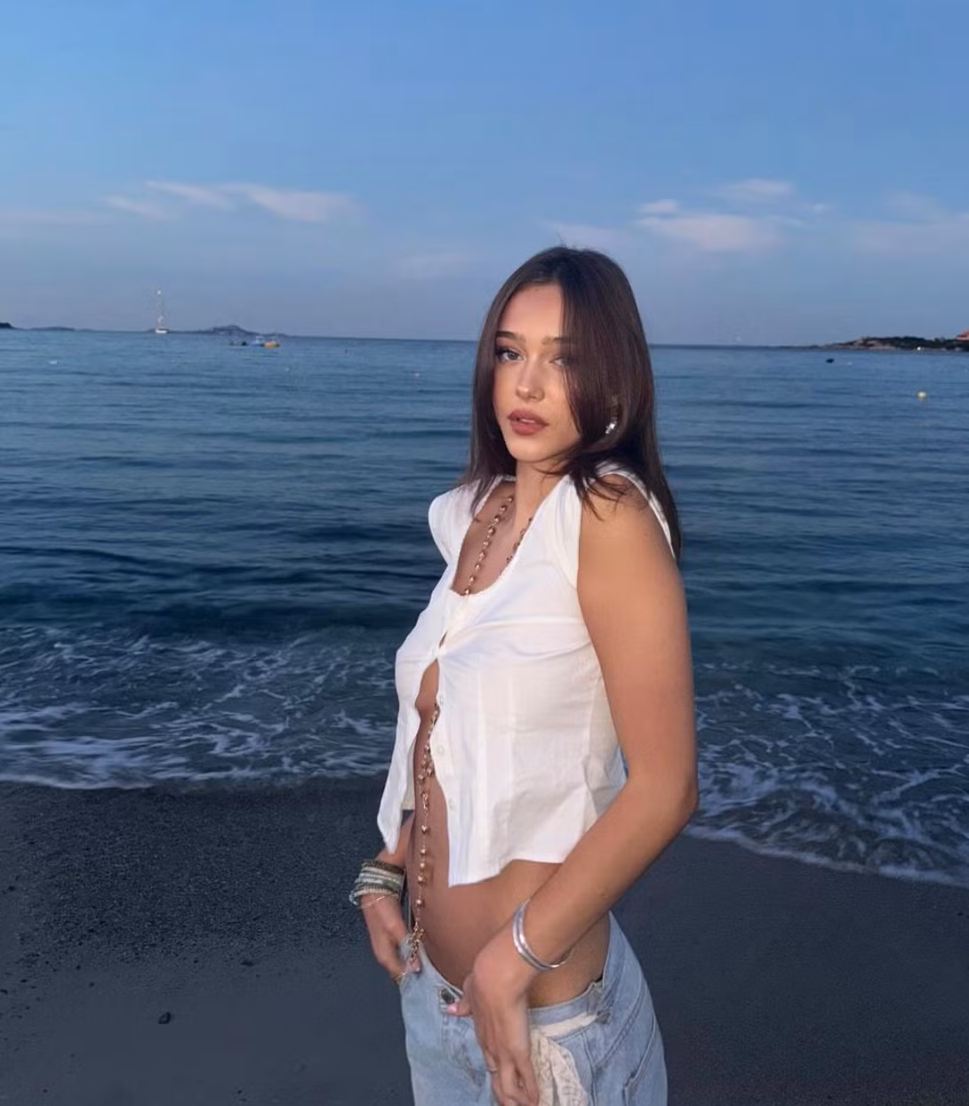 Hiện tại, gu thời trang của mỹ nhân này có phần phóng khoáng, cá tính hơn. Cách make up cùng thần thái cũng giúp cô trông trưởng thành hơn so với tuổi thật. Ảnh: IGNV