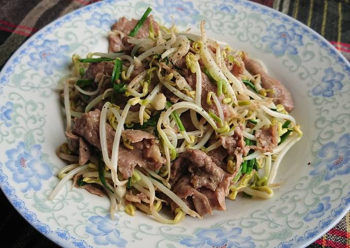 Giá đỗ xào thịt bò là món ngon chứa nhiều dưỡng chất tốt cho sức khỏe cũng như chức năng sinh lý. Nguyên liệu cần có cho món giá đỗ xào thịt bò gồm 250g giá đỗ, 100g thịt bò, 2 củ hành khô, 1 nắm hẹ tươi và gia vị nêm nếm. Cách làm giá đỗ xào thịt bò như sau: Cắt thịt bò thành từng lát mỏng rồi ướp với gia vị. Giá đỗ rửa sạch, để ráo nước rồi sơ chế cùng hẹ và hành khô. Chuẩn vị chảo dầu sôi phi thơm hành rồi cho thịt bò vào xào chín tới. Sau đó cho giá đỗ và hẹ vào, nêm nếm vừa miệng rồi tắt bếp. Nấu quá chín, giá trị dinh dưỡng của thịt bò và giá đỗ có thể giảm đi nên bạn chỉ cần nấu vừa chín tới. Ảnh Internet