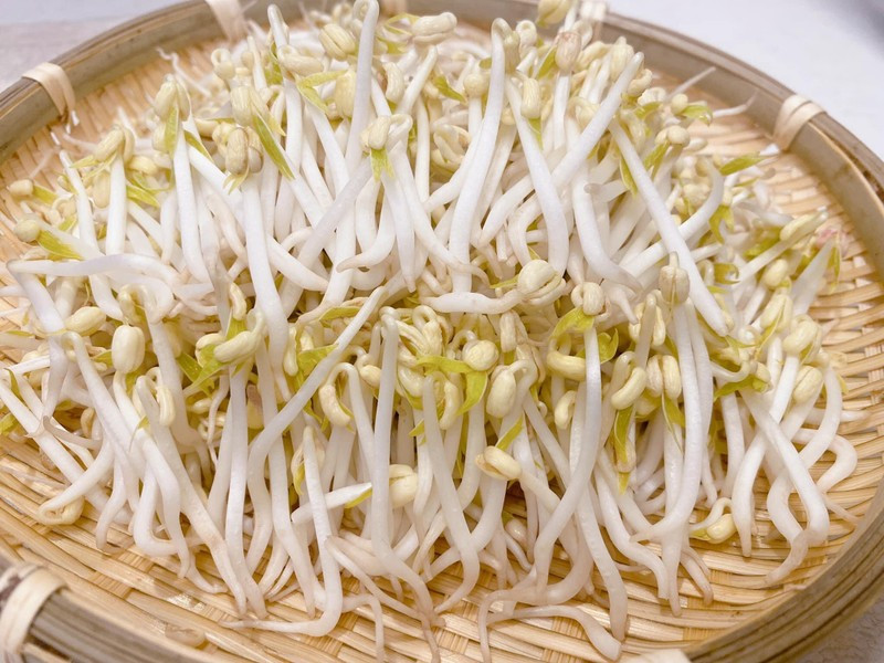 Vừa qua lùm xùm sự việc hàng tấn gá đỗ ngâm hóa chất được bán trong Bách Hóa Xanh khiến dư luận hoang mang. Sau đây là cách phân biệt giá sạch và giá nhiễm hóa chất. Giá đỗ không ủ hóa chất: Rễ dài như sợi chỉ, thân không mập. Cọng giá này khi bấm vào thấy độ giòn của giá, khi xào không ra nước, khi ăn có vị thơm của đậu. Giá dùng thuốc kích thích: Cọng giá ngắn mập, trắng, không có hoặc rất ít rễ. Hạt mầm thường nhỏ, thậm chí không có hạt mầm bám trên thân giá. Khi xào nấu, giá ra nước nhiều, khi ăn thường không có mùi thơm của đậu. Ảnh minh họa