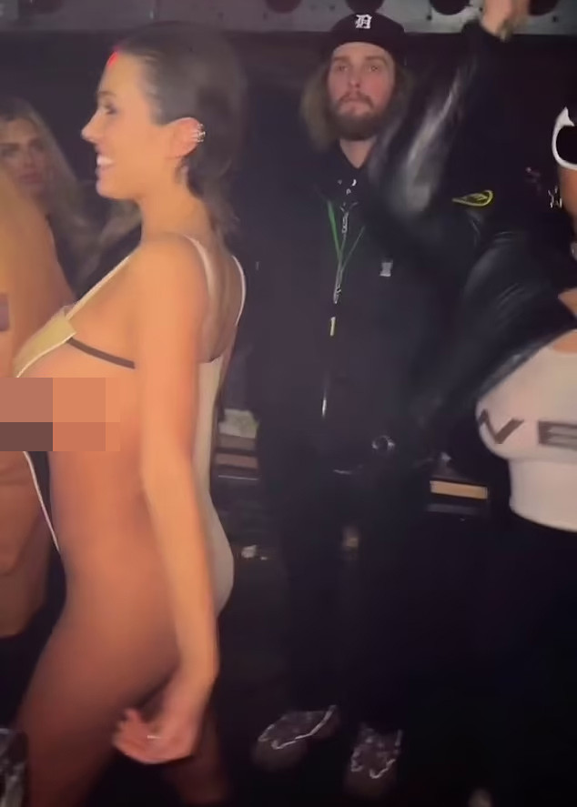 Cư dân mạng của nhiều thành phố châu Âu nơi hai vợ chồng Kanye West từng đặt chân tới du lịch đều phản đối thời trang phản cảm của Bianca. (Ảnh: Backgrid)