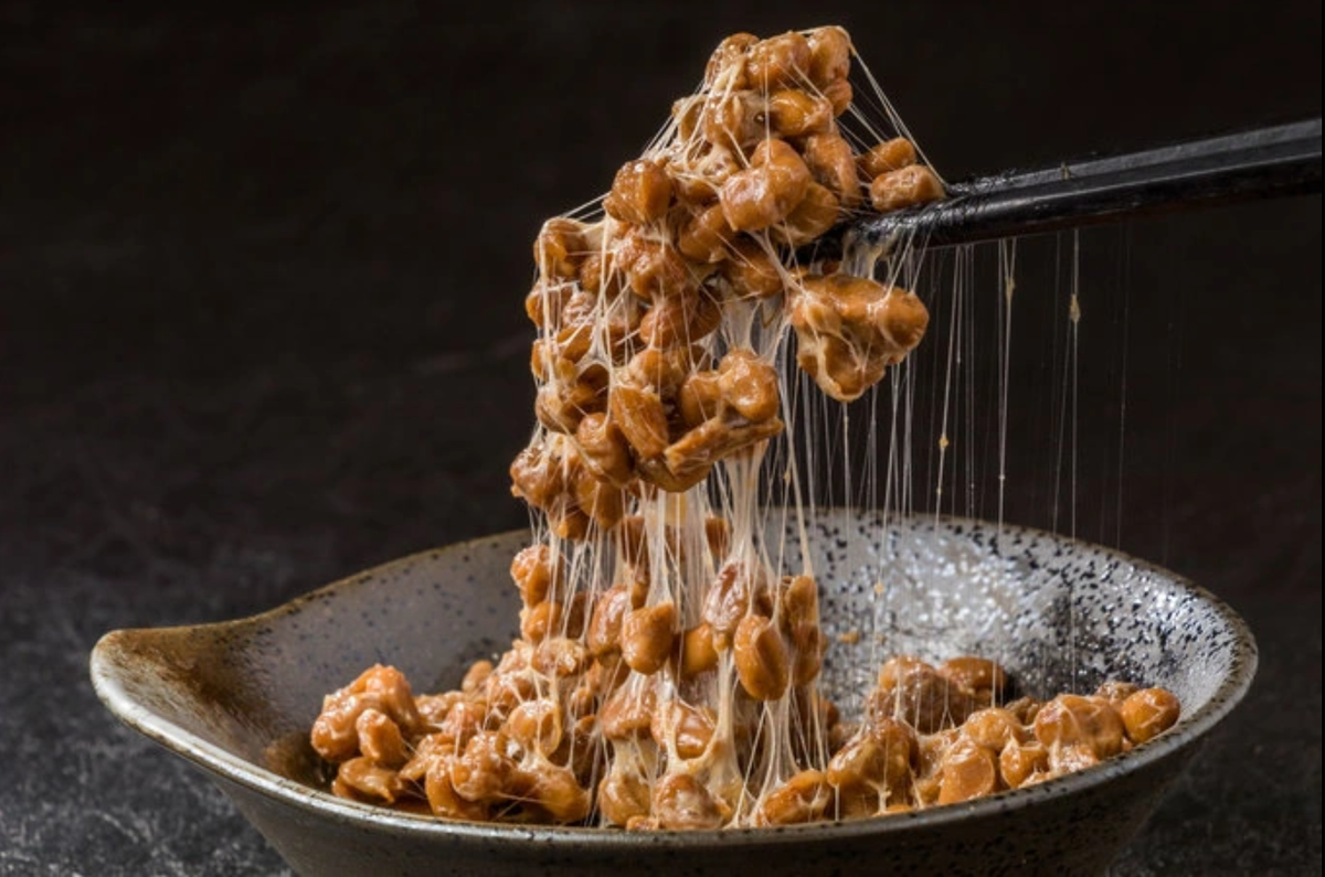 Đặc sản bốc mùi của Nhật Bản này trải qua quá trình lên men tạo ra một lớp màng nhớt bao quanh hạt đậu, cùng với hương thơm đặc trưng và vị hơi tanh. Ảnh: Norikko