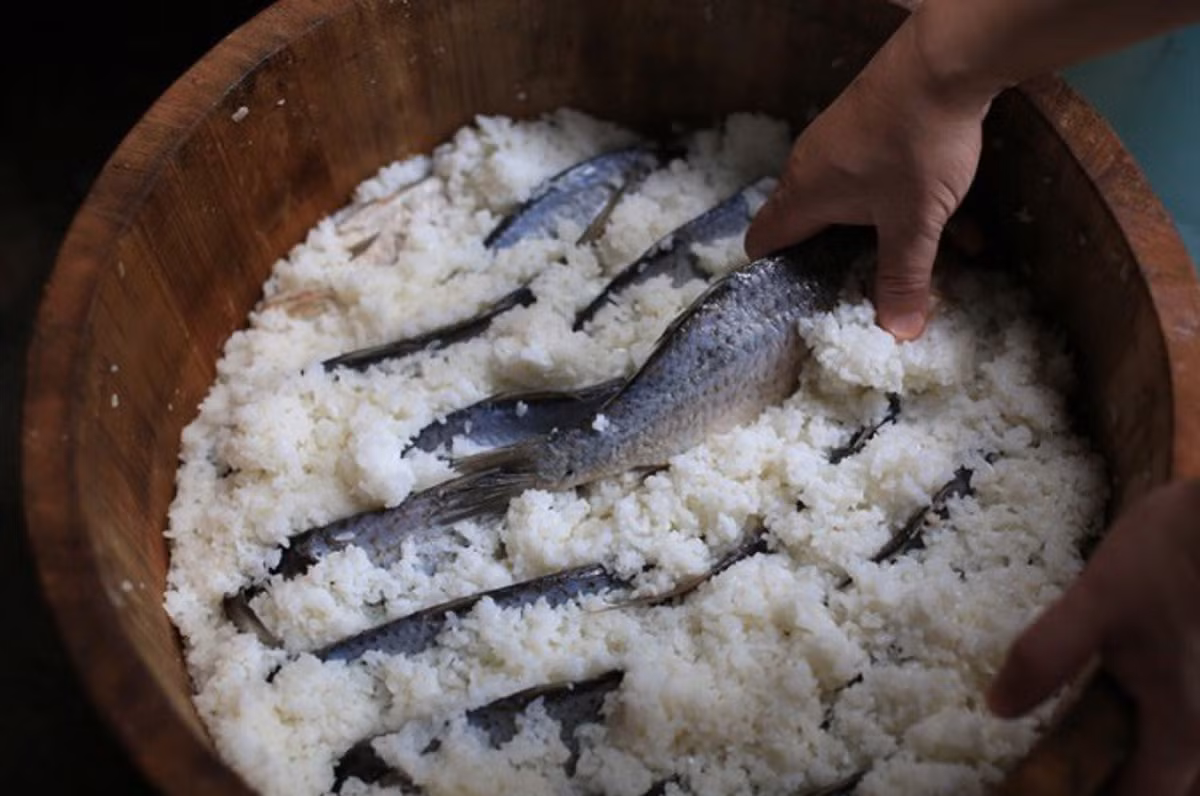 Người Nhật tin rằng món ăn được lên men này rất bổ dưỡng nên thường được ăn cùng với cơm trắng, hoặc cơm chan trà chazuke. Ảnh: Dân Việt