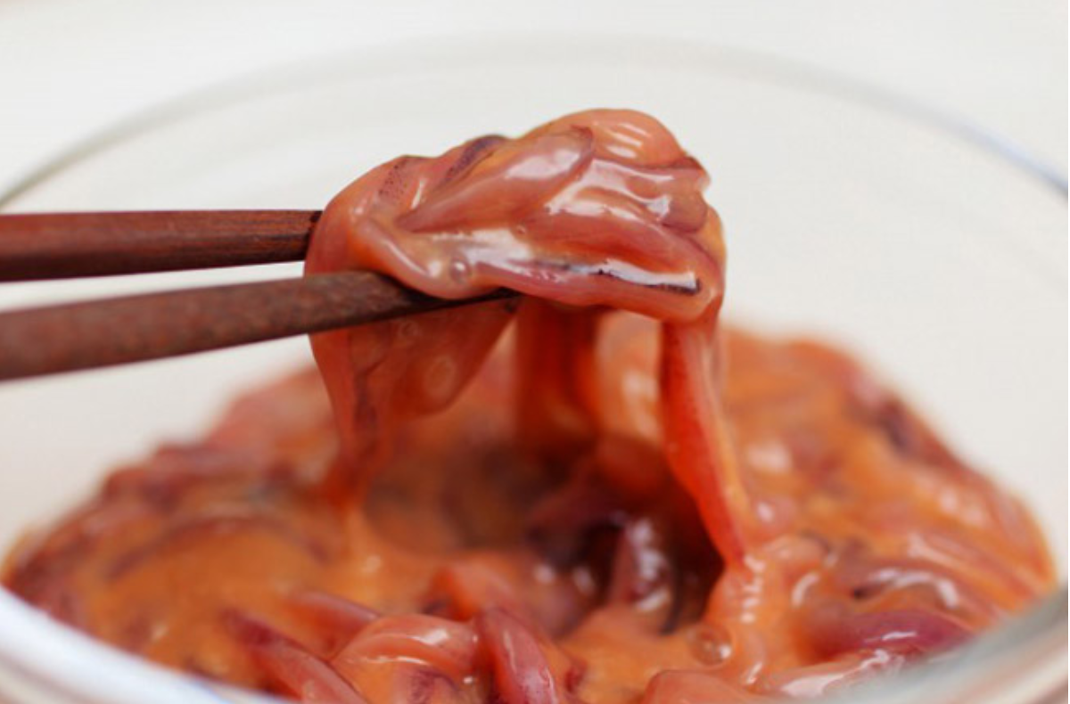 Đặc sản "kinh dị" tiếp theo của Nhật Bản phải kể đến Shiokara, là một dạng mắm, chế biến từ những miếng hải sản như mực sống, cua, cá ngừ, cá hồi hoặc cá nước ngọt cắt nhỏ, ngâm trong nội tạng của chính nó với muối, bột gạo và một vài gia vị khác. Ảnh: Arigato Japan