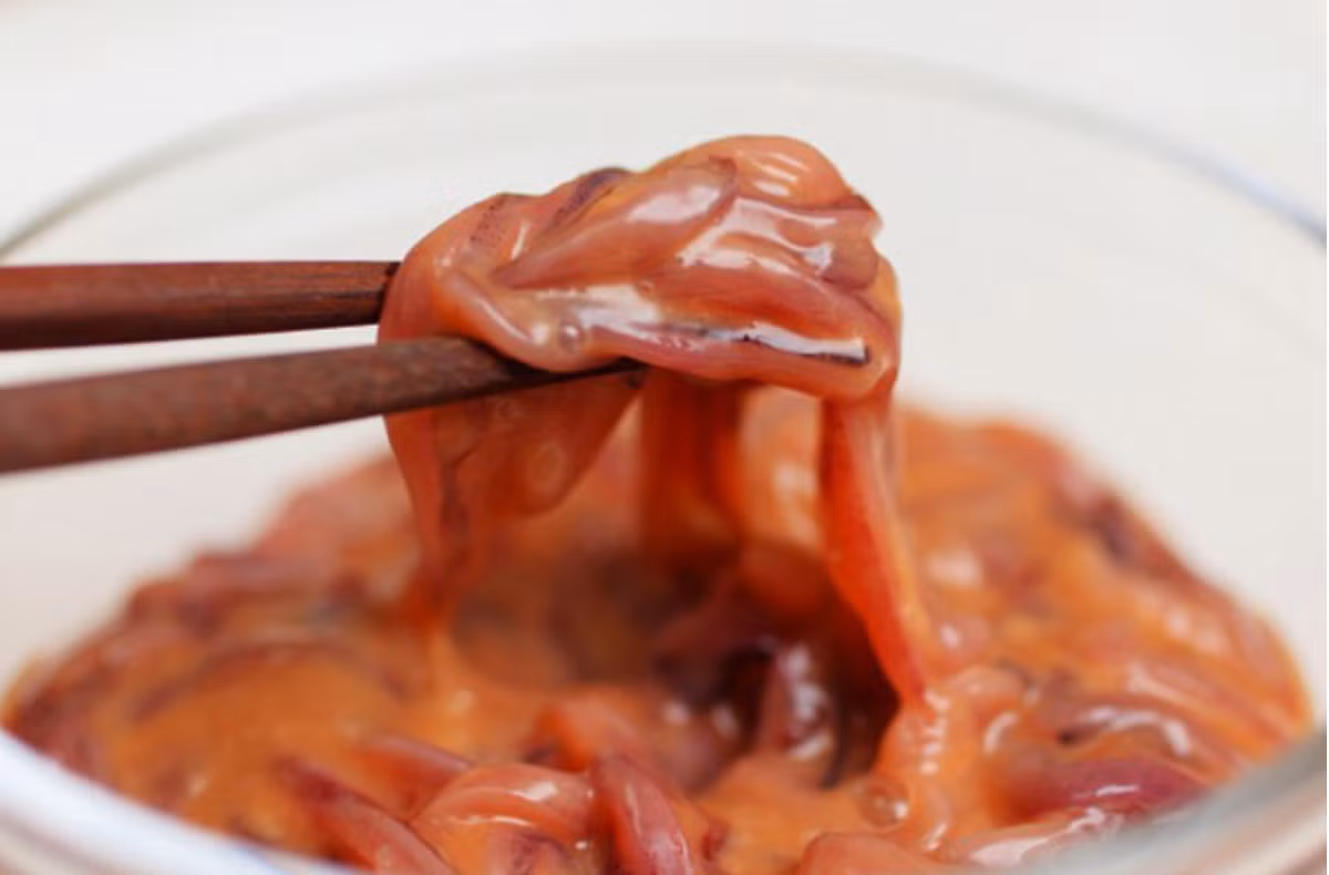 Đặc sản "kinh dị" tiếp theo của Nhật Bản phải kể đến Shiokara, là một dạng mắm, chế biến từ những miếng hải sản như mực sống, cua, cá ngừ, cá hồi hoặc cá nước ngọt cắt nhỏ, ngâm trong nội tạng của chính nó với muối, bột gạo và một vài gia vị khác. Ảnh: Arigato Japan