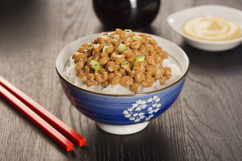 Mặc dù mùi hương của natto không phải ai cũng thích, nhưng người Nhật lại rất yêu thích món ăn này vì giá trị dinh dưỡng cao và nhiều lợi ích cho sức khỏe. Natto thường được ăn kèm với cơm trắng, tương và các loại rau sống. Ảnh: Báo Phụ nữ Thủ đô