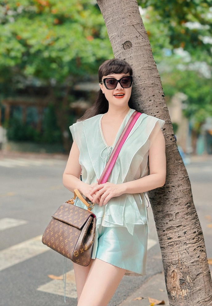 Nghệ sĩ Vân Dung diện túi hiệu Louis Vuitton Cluny giá gần 2.500 USD (hơn 63 triệu đồng) dạo phố.