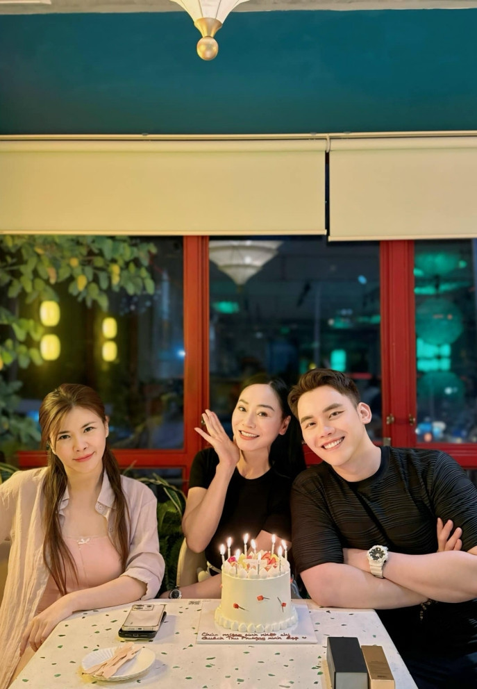 Diễn viên Quách Thu Phương được NSƯT Kim Oanh và MC Mạnh Khang mừng sinh nhật.