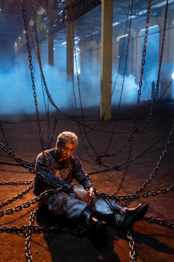 Noo Phước Thịnh gây sốt với hình ảnh bị dây xích quấn chằng chịt quanh người.