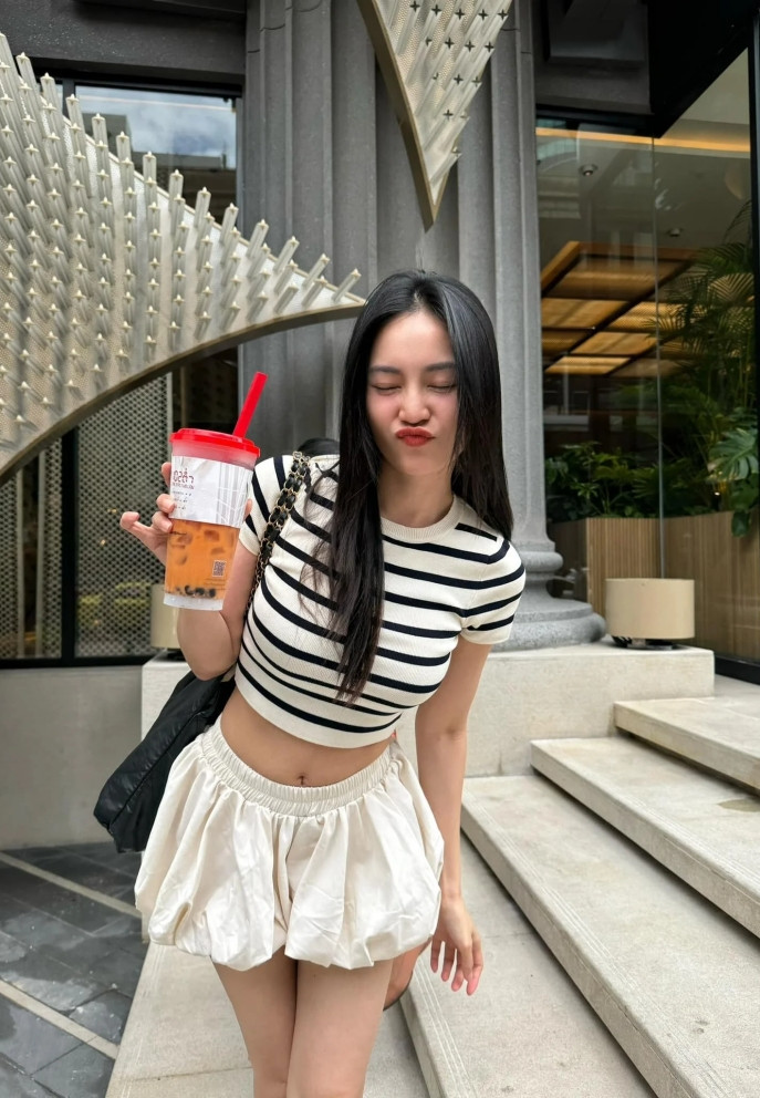 Ninh Dương Lan Ngọc mặc đồ trẻ trung thưởng thức món trà sữa yêu thích.