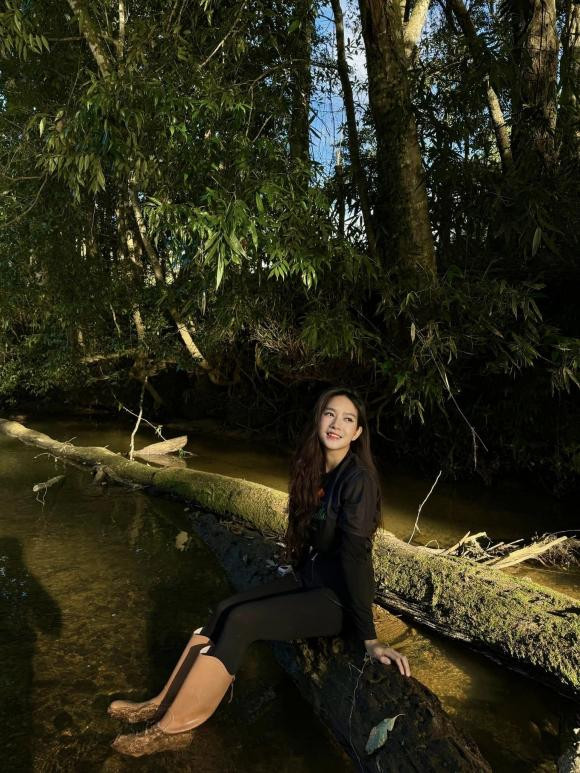 Minh Hà thả dáng chill chill bên con suối trong phim Lật mặt 7.