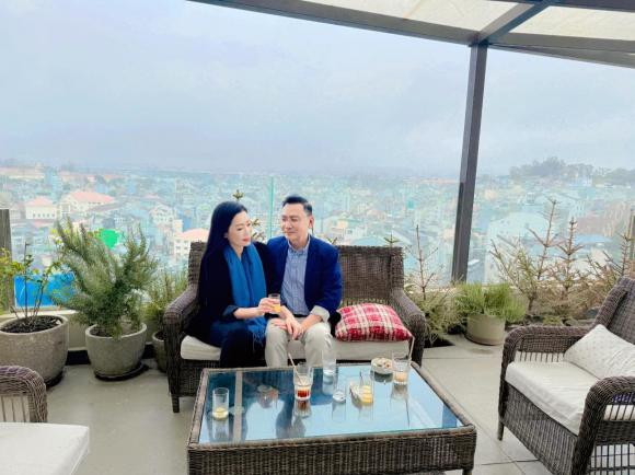 NSND Trịnh Kim Chi cùng chồng hâm nóng tình cảm.