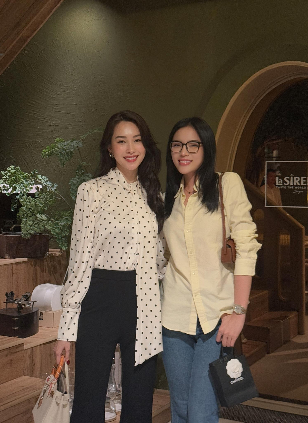 Đăng ảnh bên Đặng Thu Thảo, Kỳ Duyên viết: "Mãi là đứa em bé nhỏ của chị". Ảnh: FB Nguyen Cao Ky Duyen